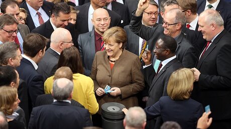 Abstimmung über das Asylpaket II im Bundestag / © Wolfgang Kumm (dpa)