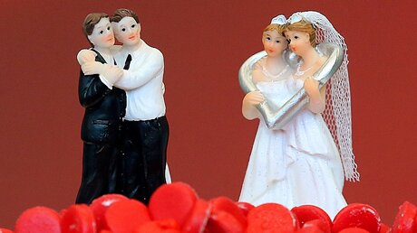 Gleichgeschlechtliche Hochzeitspaare als Tortenfiguren / © Wolfgang Kumm (dpa)