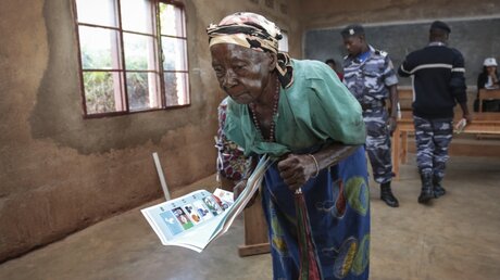 Burundi: Eine ältere Wählerin geht zu einer Wahlkabine / © Berthier Mugiraneza (dpa)