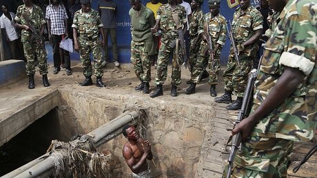 Burundi - Verhaftung eines Milizionärs  / ©  Jerome Delay (dpa)