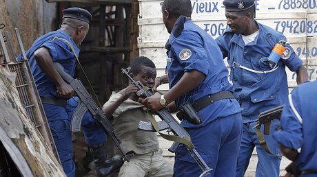 Burundische Polizisten schlagen und treten einen Jungen während einer Demonstration von Regierungsgegnern  / © Dai Kurokawa (dpa)