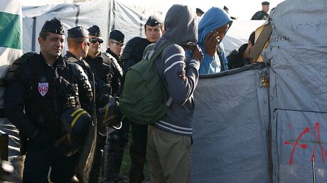 Das Flüchtlingslager in Calais wird geräumt / © Thibault Vandermersch (dpa)