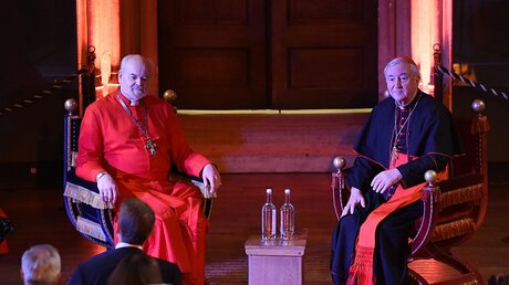 Bischof Richard Chartres (l.) mit Kardinal Vincent Nichols im Hampton Court Palace / © Facundo Arrizabalaga (dpa)