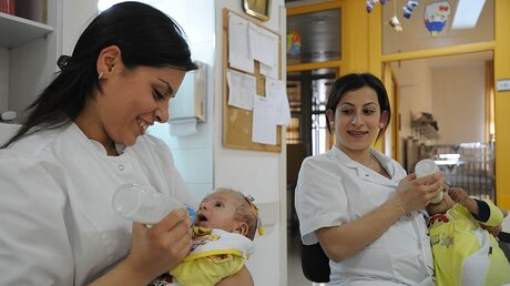 Krankenschwestern versorgen Babys / © Harald Oppitz (KNA)