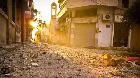 Zerstörte Straße in Homs / © CSI (KNA)