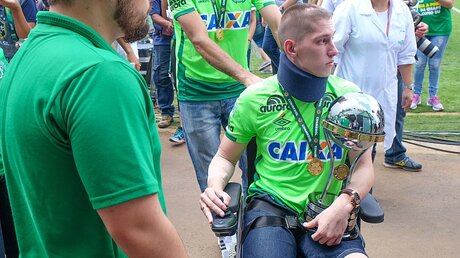 Jackson Follmann, Torwart der brasiliansischen Fußballmannschaft, mit dem Pokal der Copa Sudamericana im Arm. / © Thomas Milz (KNA)