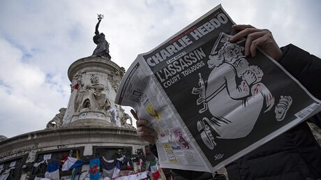 Sonderausgabe von Charlie Hebdo zum Jahrestag des Anschlags auf die Redaktion / © Ian Langsdon (dpa)
