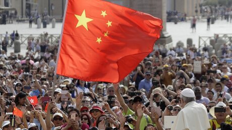 Chinesische Fahne auf dem Petersplatz / © Gregorio Borgia (dpa)