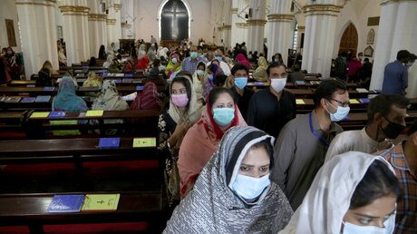 Christen verlassen nach dem Gottesdienst eine Kirche in Pakistan / © Muhammad Sajjad (dpa)
