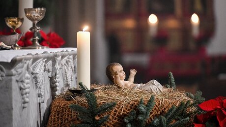 Christkind auf Stroh in einem Weihnachtsgottesdienst / © Harald Oppitz (KNA)