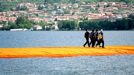 Christo Projekt Floating Piers auf dem Lago d'Iseo / © Michael Kappeler (dpa)