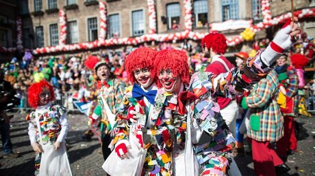Clowns beim Düsseldorfer Rosenmontagszug 2016 / © Maja Hitij (dpa)