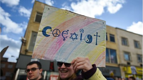 "Coexist": Religions for Peace / © 1000 Words (shutterstock)
