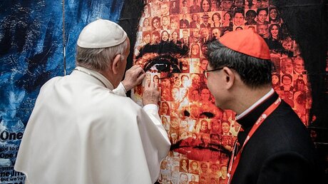 Collage zum Thema Migration: Papst Franziskus und Kardinal Luis Antonio Gokim Tagle, Präsident von Caritas Internationalis / © Vatican Media (KNA)