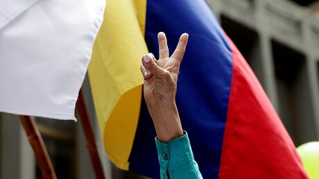 "Peace"  - Friedenszeichen für Kolumbien / © Leonardo Munoz (dpa)