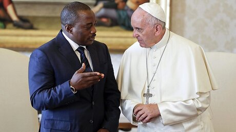 Auch er will vermitteln: Papst Franziskus bei einer Unterredung mit kongolesischen Präsidenten Joseph Kabila / © Adrew Medichini (dpa)