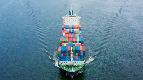 Containerschiff / © UNIKYLUCKK (shutterstock)