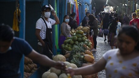 Corona-Krise: Auf einem Markt in Guatemala / © Moises Castillo (dpa)