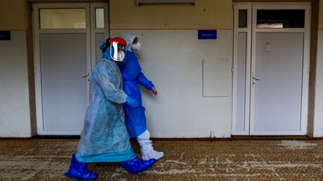 Coronavirus in der Ukraine: Medizinische Mitarbeiter tragen Schutzkleidung / © Ukrinform (dpa)