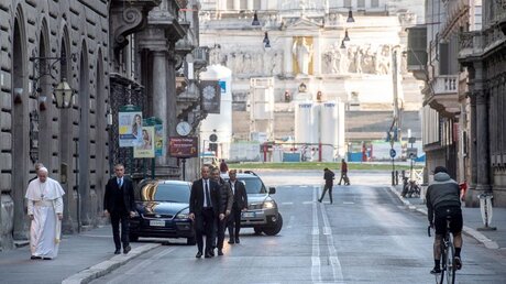 Coronavirus - Papst spaziert in menschenleeren Straßen durch Rom / © Vatican Media (dpa)