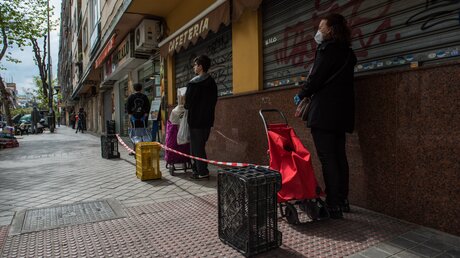 Coronavirus in Spanien: Einkäufer stehen mit Abstand zueinander in der Schlange vor einem Supermarkt / © Carlos Gil/SOPA Images via ZUMA Wire (dpa)