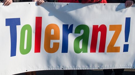 Plakat-Aufschrift "Toleranz" / © Patrick Pleul (dpa)