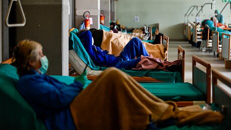 Covid-19-Patienten in einem Krankenhaus in Bergamo, Italien / © Claudio Furlan (dpa)