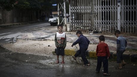 Kinder in Duma, einem Vorort von Damaskus / © Mohammed Badra (dpa)