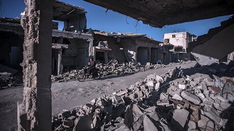 Tägliches Leben in der Verwüstung - hier in der Stadt Douma in der Nähe von Damaskus. / © MOHAMMED BADRA (dpa)