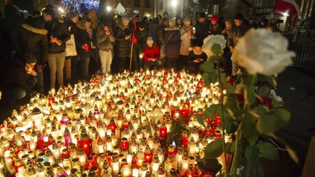 Danzig: Kerzen für den getöteten Bürgermeister Adamowicz / © Wojtek Strozyk (dpa)