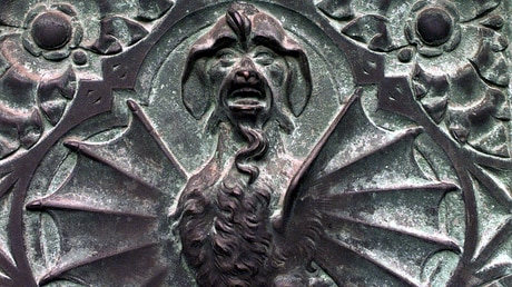 Darstellung eines Dämons am Bronzeportal des Kölner Doms / © Barbara Beyer (KNA)