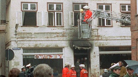 Das ausgebrannte Haus in Mölln nach dem rechtsextremistischen Brandanschlag am 23.11.1992. / © Rolf Rick (dpa)