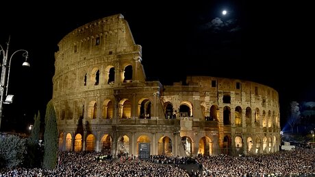 Das Kolosseum wird am 24. Februar rot angestrahlt – und macht damit auf verfolgte Christen aufmerksam / © Cristian Gennari (KNA)