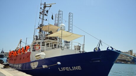 Das deutsche Seenotrettungsschiff "Lifeline" liegt im Hafen von Malta. / © Annette Schneider-Solis (dpa)