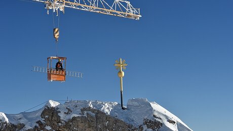 Das Gipfelkreuz kehrt zurück auf die Zugspitze / © Angelika Warmuth (dpa)