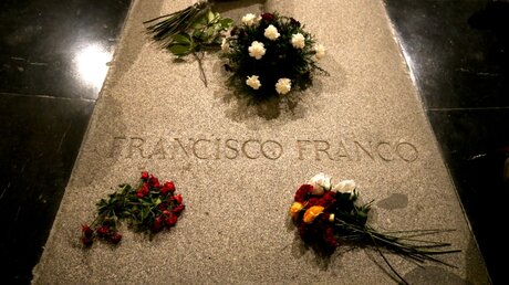Das Grab Francisco Francos / © Andrea Comas (dpa)
