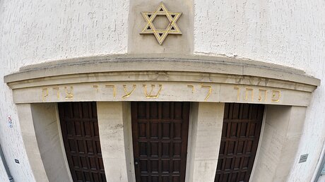 Symbolbild: Portal einer Synagoge / © Martin Schutt (dpa)