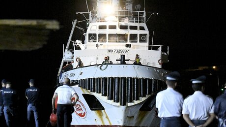 Das Rettungsschiff "Open Arms" kommt auf der italienischen Insel Lampedusa an / © Salvatore Cavalli (dpa)