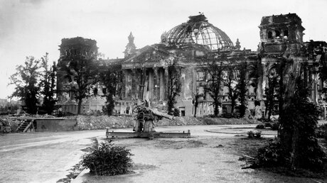 Das stark beschädigte Berliner Reichstagsgebäude zum Kriegsende / © Henry Griffin (dpa)