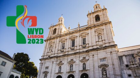 Das WYD Logo vor dem Hintergrund einer Kirche in Lissabon / © Beatriz Roque Antunes (WYD Lisboa 2023)