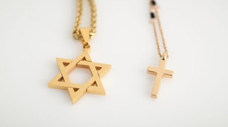 Davidstern und Kreuz - Symbol für den Dialog von Judentum und Christentum / © Julia Steinbrecht (KNA)