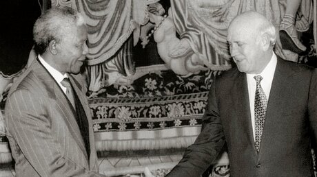 Frederik Willem de Klerk (r.) mit Nelson Mandela im Jahr 1993 / © N.N. (KNA)