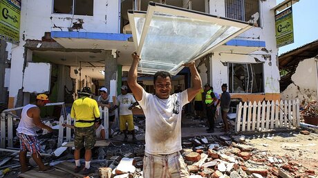Aufräumarbeiten in Ecuador nach dem Erdbeben / © Jose Jacome (dpa)