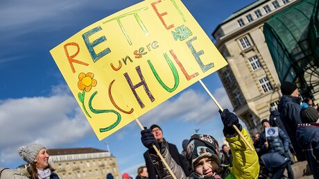 Demo für den Erhalt katholischer Schulen in Hamburg  / © Axel Heimken (dpa)