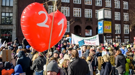Demo für den Erhalt katholischer Schulen in Hamburg  / © Axel Heimken (dpa)