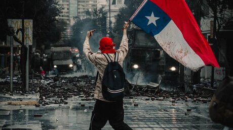 Demonstrant mit chilenischer Fahne / © Tomywk (shutterstock)