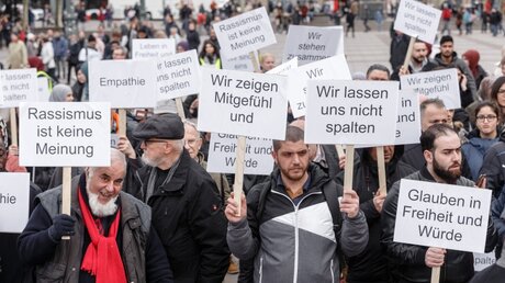 Demonstranten bei einer Friedenskundgebung für die Christchurch- Opfer in Hamburg / © Markus Scholz (dpa)