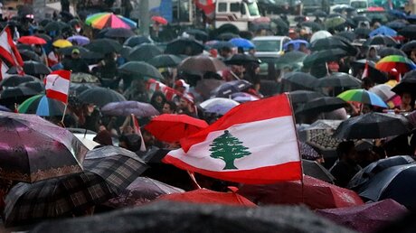 Demonstranten bei einer Kundgebung im Libanon / © Marwan Naamani (dpa)