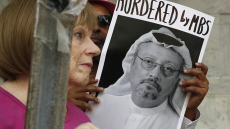 Demonstranten halten Plakate mit dem Bild des getöteten Journalisten Jamal Khashogg / © Jacquelyn Martin (dpa)