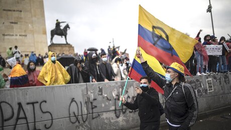 Demonstranten protestieren in Bogota gegen die Steuerreform in Kolumbien / © Ivan Valencia (dpa)